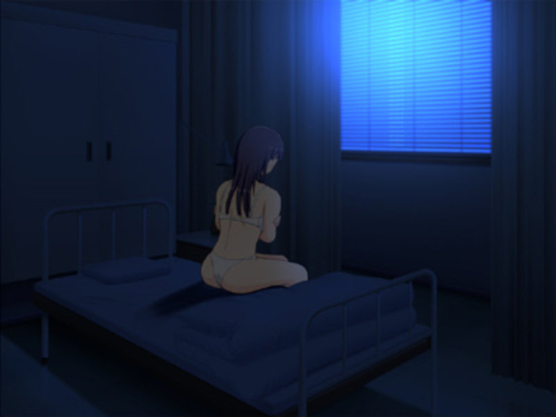 明かりの消えた夜の保健室のベッドで下着姿でうつむいて座り込む主人公の姉・孝子の後ろ姿
